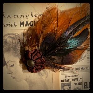 Feather hair accessory, brown